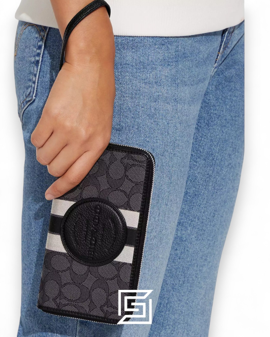 ⁦Coach Dempsey Large Phone Wallet In Signature Jacquard With Stripe And Coach Patch Black Style No. C4110⁩ - الصورة ⁦3⁩