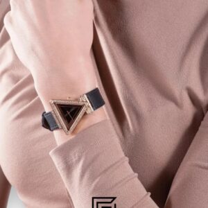⁦Guess GW0504L5 Women's Triangle Black Dial Gold-Tone Watch 32mm⁩ - الصورة ⁦7⁩